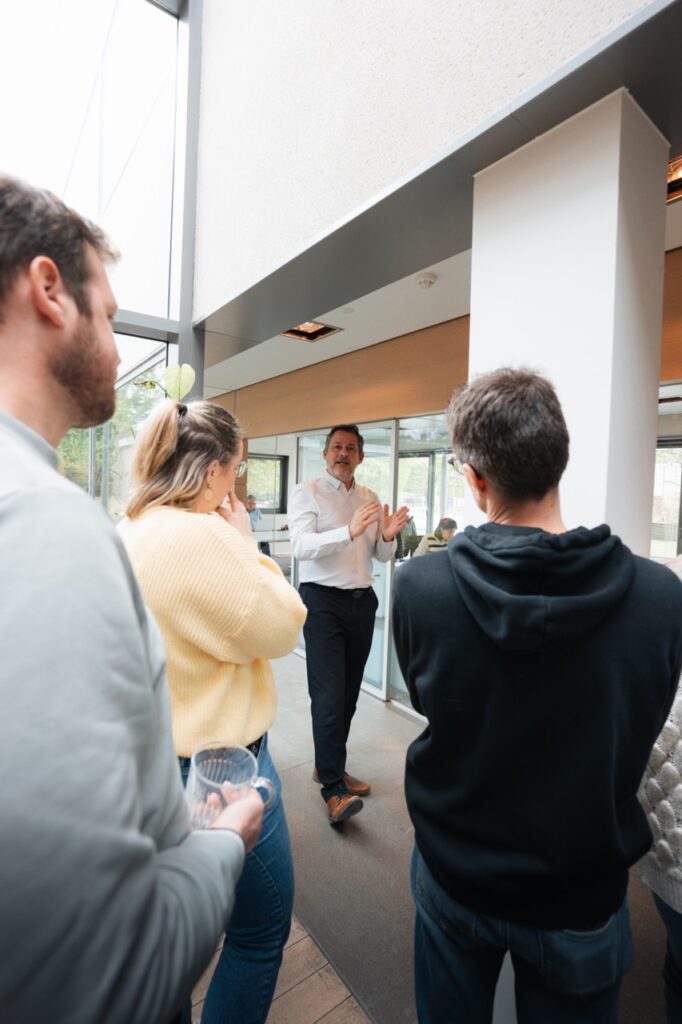 Jochen Maertens, general manager van ConXioN geeft uitleg over ConXioN Campus