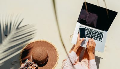 vrouw-vakantie-laptop-security-wachtwoord